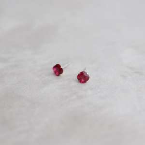 Petites boucles d'oreilles en rubis rouge, argent sterling, délicates, pierre de naissance de juillet, rubis de laboratoire minimaliste, cadeau pour elle - Product Image 4