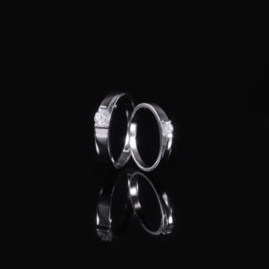 Anillo de Compromiso Unisex de Oro Blanco con Moissanita, Corte Brillante Redondo, Engaste de Garras, Estilo Clásico, Aniversario de Bodas, Bañado en Rodio - Product Image 3