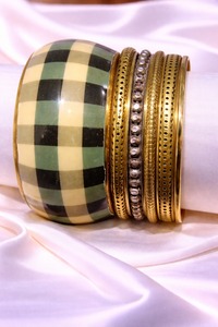 Bracelets élégants faits à la main en résine, métal et bois, pour les fournisseurs de bijoux de boutique. - Product Image 1
