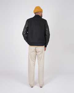 Chaqueta Varsity Premium Negra para Hombre, Estilo Clásico Bomber con Cuello Alto y Logotipo Frontal, Estilo Urbano Letterman - Product Image 4