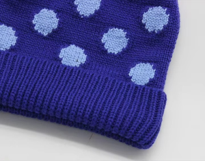 หมวกบีนนี่ปอมปอมปักโลโก้คุณภาพสูงแบบกำหนดเอง สำหรับทุกเพศทุกวัย บุด้วยผ้าฟลีซ ระบายอากาศได้ดี กันน้ำ ผลิตจากอะคริลิก 100% ให้ความอบอุ่นในฤดูหนาว - Product Image 2