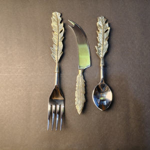 Ensemble de couverts en or orné de 5 pièces comprenant une fourchette, un couteau à fromage incurvé, une petite cuillère, un épandeur et une grande cuillère. - Product Image 3