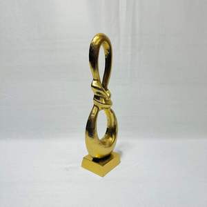 Escultura Metálica Cúbica Geométrica Dorada, Decoración de Mesa Moderna y Minimalista para Hogar u Oficina - Product Image 2