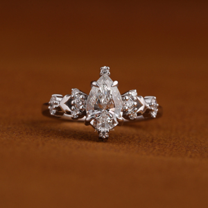 Anillo de Compromiso con Diamante Cultivado en Laboratorio, Corte Pera, Oro Blanco de 14k, Diseño Floral, para Mujer, Joyería de Lujo Personalizada, Certificado IGI - Product Image 1