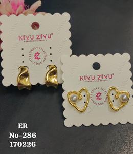 Boucles d'oreilles tendance en acier inoxydable plaqué or pour femmes, serties de zirconiums et au design affirmé - Product Image 4