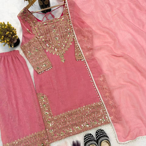 Nuevo Conjunto de Tres Piezas a la Moda, Listo para Usar, Kurta de Seda Gruesa Reversible con Pantalón y Dupatta con Borde de Encaje Elegante - Product Image 1