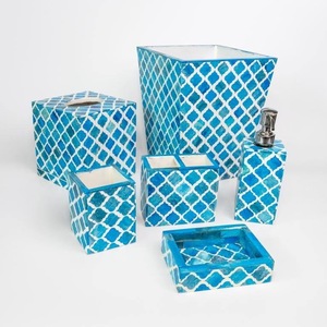 Ensemble d'accessoires de salle de bain rectangulaires modernes portables trois pièces ILAHI, motif quadrifoliaux noir et blanc, avec boîte à mouchoirs en os de corne et distributeur de savon - Product Image 1
