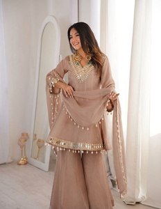 Ensemble de kurta chinon de créateur, orné d'une bordure miroir, de dentelle Kodi et d'un dupatta fantaisie - Product Image 2