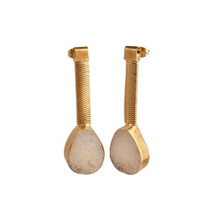 Boucles d'oreilles clous en agate géode blanche druzy, serties de laiton plaqué or, fabrication artisanale, bijoux tendance pour femmes - Product Image 1