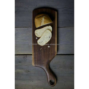 Tabla de cortar de madera gruesa diseñada para cortar alimentos en cubitos en cocinas de hogar o restaurante - Product Image 1