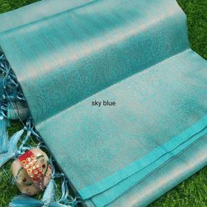 Sari en soie Kubera Pattu fantaisie avec blouse non cousue, couleur ciel - Product Image 1