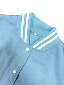 Veste courte de style streetwear pour femmes avec un design confortable - Product Image 4