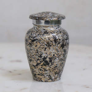 Elegante Urna Conmemorativa de Metal Estilo Granito en Tonos Tierra con Grabado Plateado Detallado para Cenizas - Product Image 3