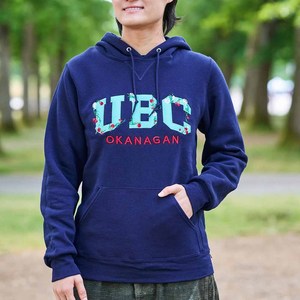 เสื้อสเวตเตอร์มีฮู้ด UBC Okanagan สีกรมท่า พิมพ์ลายตัวอักษรลายดอกไม้ เสื้อสวมหัวผ้าฟลีซลำลองสำหรับทุกเพศ มหาวิทยาลัยแห่งรัฐบริติชโคลัมเบีย - Product Image 1