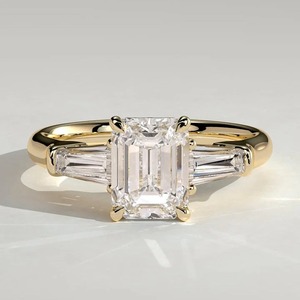 Anillo de compromiso de diamantes de corte esmeralda premium en oro amarillo, estilo clásico, diamantes cultivados en laboratorio certificados por IGI, piedras laterales en corte baguette. - Product Image 1