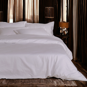 Ensemble de literie blanc élégant avec housses de coussin assorties, style hôtel de luxe, confort pour les espaces de décoration de chambre à coucher modernes - Product Image 3