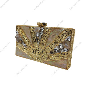 Pochette indienne artisanale en laiton et nacre avec détails en pierres de cristal diagonales, accessoire de soirée de luxe. - Product Image 2