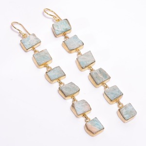 Good Looking Fancy Shape pendientes de latón de piedras preciosas de rubí crudo, joyería de latón chapada en oro indio - Product Image 3