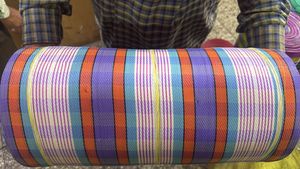 Rollo de Tela Tejida de PP Reciclado para Bolsas de Compra, Material Ecológico y Duradero para la Fabricación de Bolsas de Polipropileno a Rayas - Product Image 3