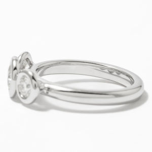 Anillo de Tres Diamantes con Diamante Cultivado en Laboratorio de Corte Redondo de 1.20Ct VS2 en Oro Blanco de 14K, Estilo Clásico de Diseñador para Compromiso - Product Image 5