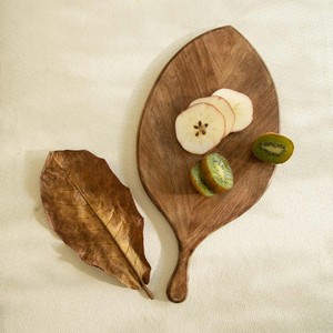 Planche à découper rectangulaire en bois antique tendance 45x22x1.5cm, épaisse, avec poignée antidérapante, compatible lave-vaisselle, écologique et durable - Product Image 5