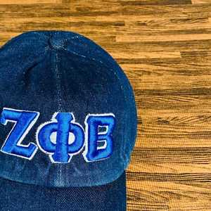 หมวกยีนส์สีเข้ม Zeta Phi Beta ปักลาย ZPB หมวกเบสบอลปักลายชมรมนักศึกษา ตะเข็บสีน้ำเงิน สายปรับได้ สไตล์ลำลอง หมวกผู้หญิงทันสมัย - Product Image 3