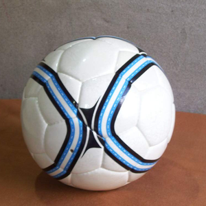 Ballon de football personnalisé blanc et bleu à rayures, design durable en cuir PU, taille officielle, pour entraînement et matchs, vente en gros - Product Image 1