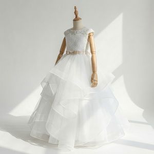 ชุดเดรสสำหรับเด็กผู้หญิง ดีไซน์เนอร์ ตกแต่งด้วยลูกไม้ที่ตัวเสื้อและกระโปรงผ้าออร์แกนซ่าแต่งระบาย เหมาะสำหรับโอกาสพิเศษ - Product Image 3