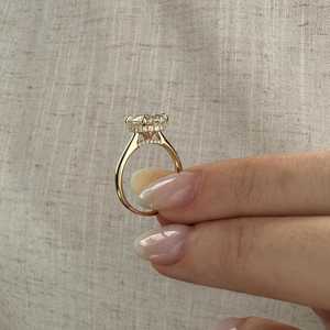 Bague de fiançailles ovale 3 carats en diamant de laboratoire E VVS2 avec halo caché, bague ton sur ton style cathédrale, certifiée IGI - Product Image 5
