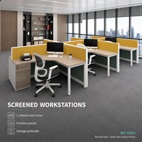 Poste de travail de bureau commercial moderne pour quatre personnes, avec dessus en forme de L en grain de bois clair, cloisons jaune-vert et meubles de rangement sur pieds.