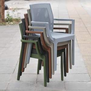 Silla de plástico negra de malla cuadrada moldeada con reposabrazos - Una silla de plástico moderna para un noche de jardín - Product Image 2