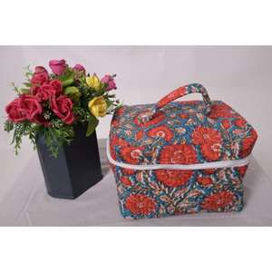 Sac de maquillage portable à fermeture éclair de grande capacité en coton floral fait main, organiseur de maquillage, pochette de rangement de voyage pour femmes - Product Image 1