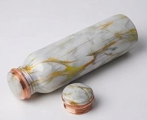 Elegante botella de cobre con patrón de mármol blanco, diseño dorado y minimalista moderno para viajes, hogar y oficina. - Product Image 2