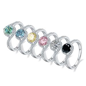 แหวนหมั้นเพชรโมอิสซาไนต์สามเม็ดสีโรสโกลด์ AMBER JEWELS เงินแท้ 925 ชุบโรเดียม รับรองโดย IGI ทรงบริลเลียนต์ แบบหนามเตย สำหรับทั้งชายและหญิง - Product Image 2