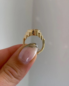 Anillo de Compromiso de Moissanita con Corte de Pera de 2.00 Quilates, Orientación Este-Oeste, Engaste de Bisel, Anillo de Boda Solitario, Regalo Único de Aniversario - Product Image 5