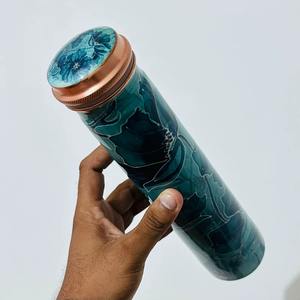 Botella de agua azul cobre con estampado floral premium, perfecta para regalos festivos y ocasiones especiales, para servir agua. - Product Image 2