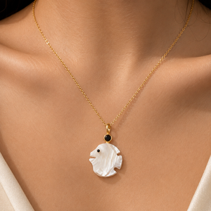 Exclusivo Colgante Minimalista de Pez Chapado en Oro de 18k para Uso Diario, con Madreperla y Detalles de Circonita Negra, Diseño de Alta Joyería para Mujer - Product Image 6