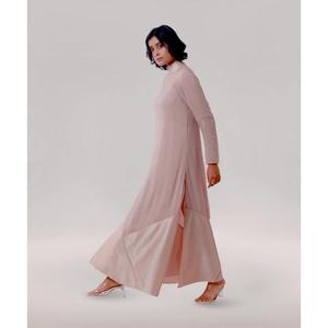 Robe décontractée rose pâle sophistiquée, au design minimaliste fluide et long, avec col montant et coupe décontractée - Product Image 1