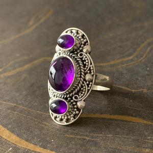 Anillo de Moda con Múltiples Amatistas de Diseño, 8.2 Gramos - Product Image 1