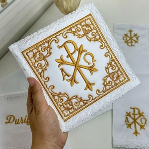Copa litúrgica bordada a medida con símbolo Chi Rho dorado y borde de encaje - Product Image 1
