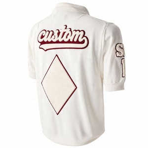 Cardigan en tricot doux pour homme, personnalisé en jacquard avec logo lettre, en coton, couleur crème, avec écusson et lettres brodés, rayures bordeaux - Product Image 3