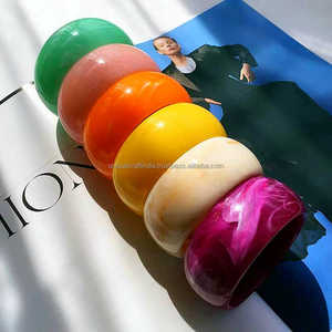 Bracelets à bord incurvé carré en résine faits à la main à la mode Bracelets de mode uniques avec finition brillante Confort de style ultime - Product Image 4
