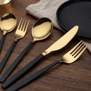 Juego de cubiertos moderno de 5 piezas en acero inoxidable negro mate con baño de oro, ecológico, para la cena, para la cocina, para bodas. - Product Image 1