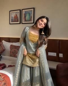 Costume Anarkali traditionnel indien pakistanais pour femmes en rayonne avec dupatta, gris et broderies dorées, longueur midi, coupe classique, décontracté - Product Image 2