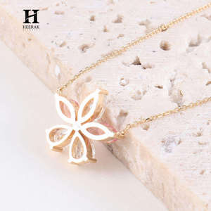 Collier en diamant en forme de fleur de luxe, fabricant de bijoux, pendentif en or personnalisé pour femmes - Product Image 4