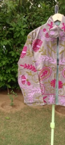 Chaqueta Bomber de Terciopelo Bordada a Mano de Lujo para Mujer |   Abrigo Artesanal Floral Premium para Otoño/Invierno |   Algodón de Diseño de Boutique - Product Image 2