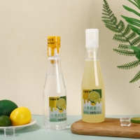 Geëmbotteeld klein groen mandarijnenhoningwater, natuurlijke zoetmaker drank, fruitdrank leverancier