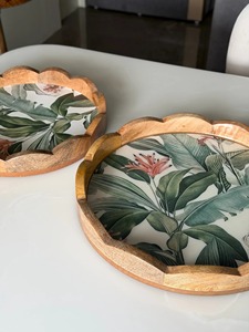 Ensemble de 2 plateaux en bois festonnés - Plateau de service rond en bois de mangue vert tropical avec poignées, plateau de service décoratif - Product Image 5