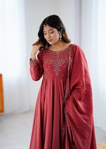 Robe Anarkali en soie Chanderi scintillante de qualité supérieure, ornée de 16 perles Kali, manches Churidar brodées à la main, pantalon évasé de 4 mètres, dupatta, tenue ethnique - Product Image 3