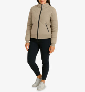 Chaqueta acolchada transpirable con logotipo personalizado OEM para mujer, chaqueta acolchada beige, ropa de abrigo elegante para invierno con bolsillos con cremallera. - Product Image 4